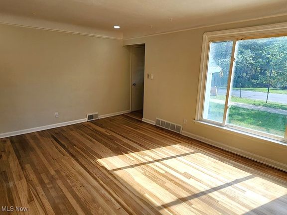 4th image of 16207 Woodbrook Ave