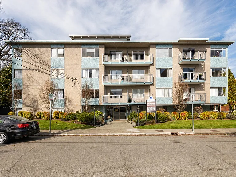 950 Rockland Ave — Photo 5