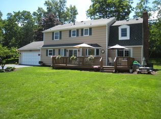 15 Lodge Pole Rd, Pittsford, NY 14534