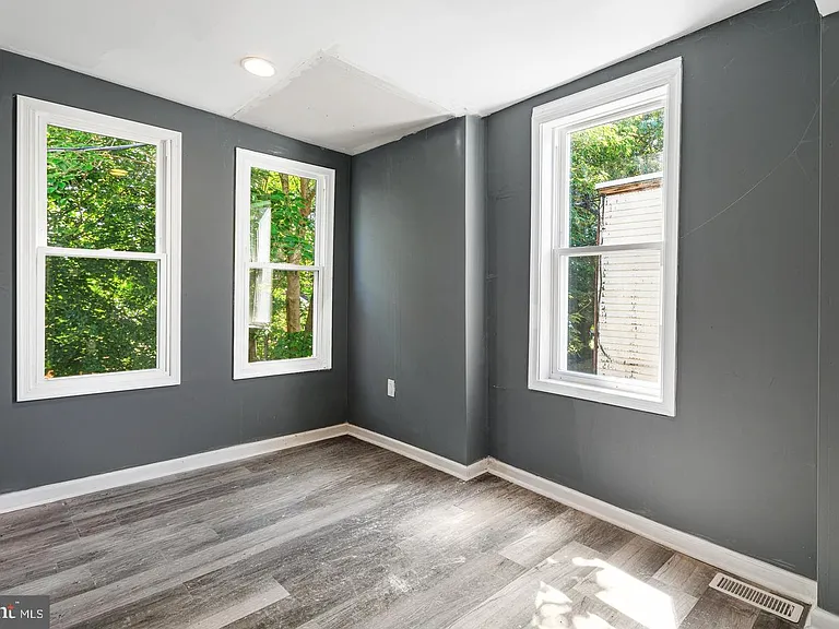 1307 S Hanson St — Photo 10