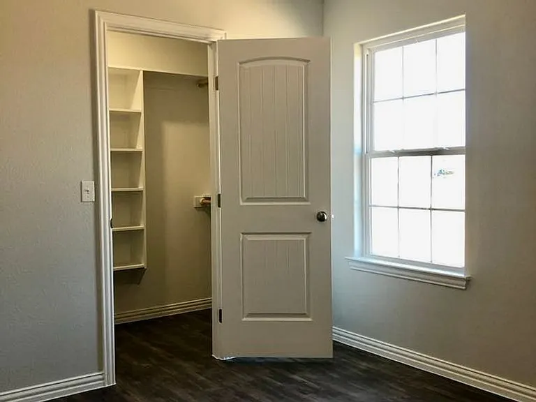 166 Paris Ave — Photo 5
