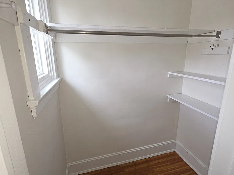 Large close in primary bedroom