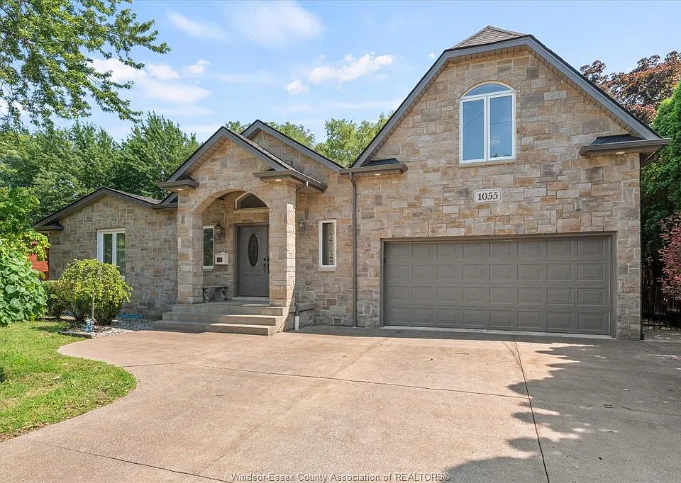 1055 Roseland Dr S