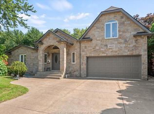 1055 Roseland Dr S, Windsor, ON N9G 1T9