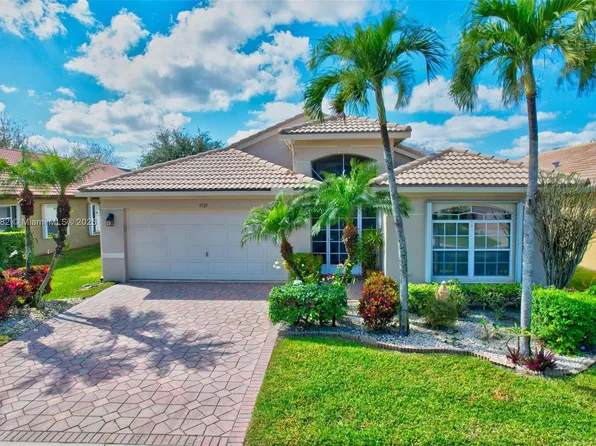 5725 Royal Club Dr, Boynton Beach, FL 33437