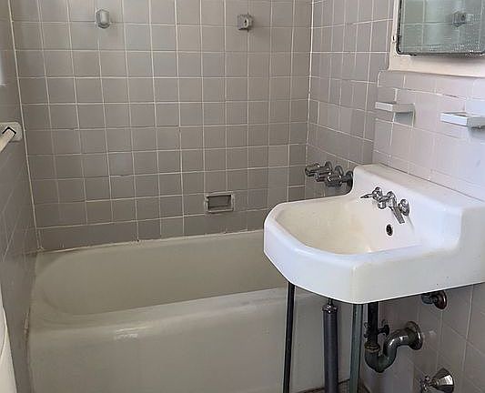 5th image of 9430 Ridge Blvd APT 4D
