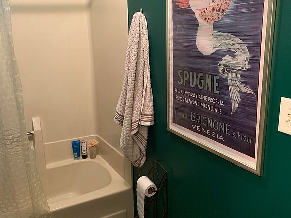5th image of 615 Hillcrest Dr #2