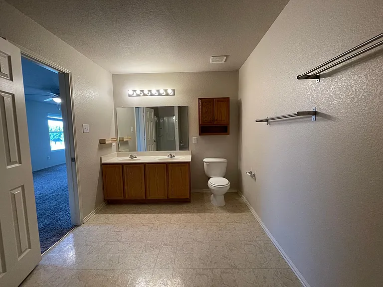 2801 Mockingbird St — Photo 15