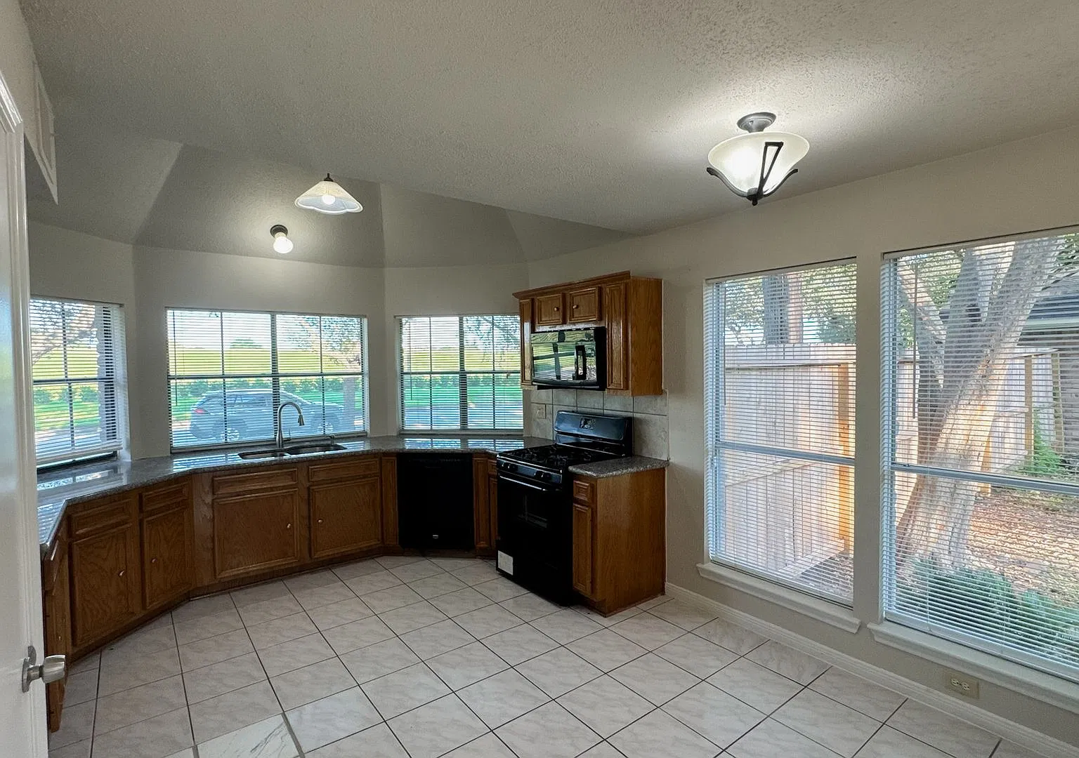 Well Kept 3 Bed 2.5 Bath in Prime Location — Photo 4