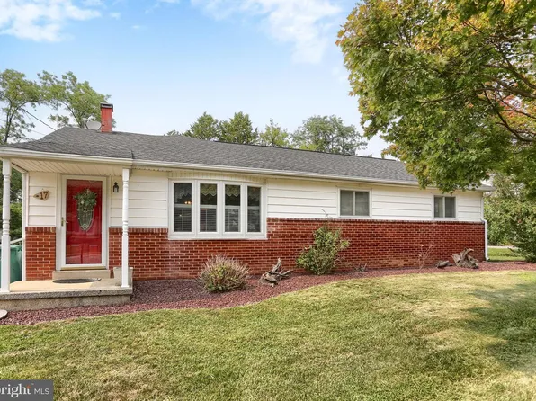17 Dulles Dr W, Camp Hill, PA 17011
