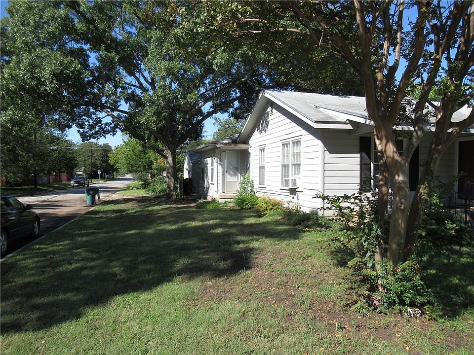 2nd image of 3844 6th Ave