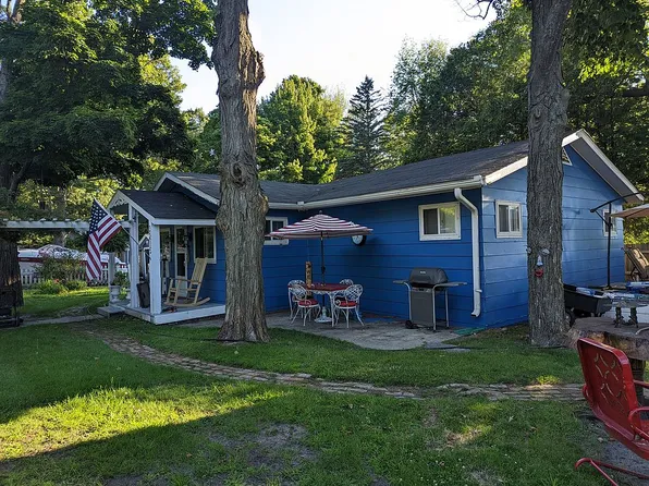 3215 N Lakeshore Dr, Ludington, MI 49431