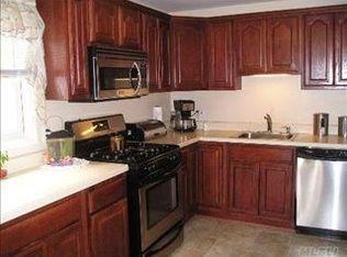 542 Park Ave, Merrick, NY 11566