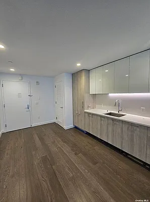 Sold by Chase Global Realty Corp | media 8