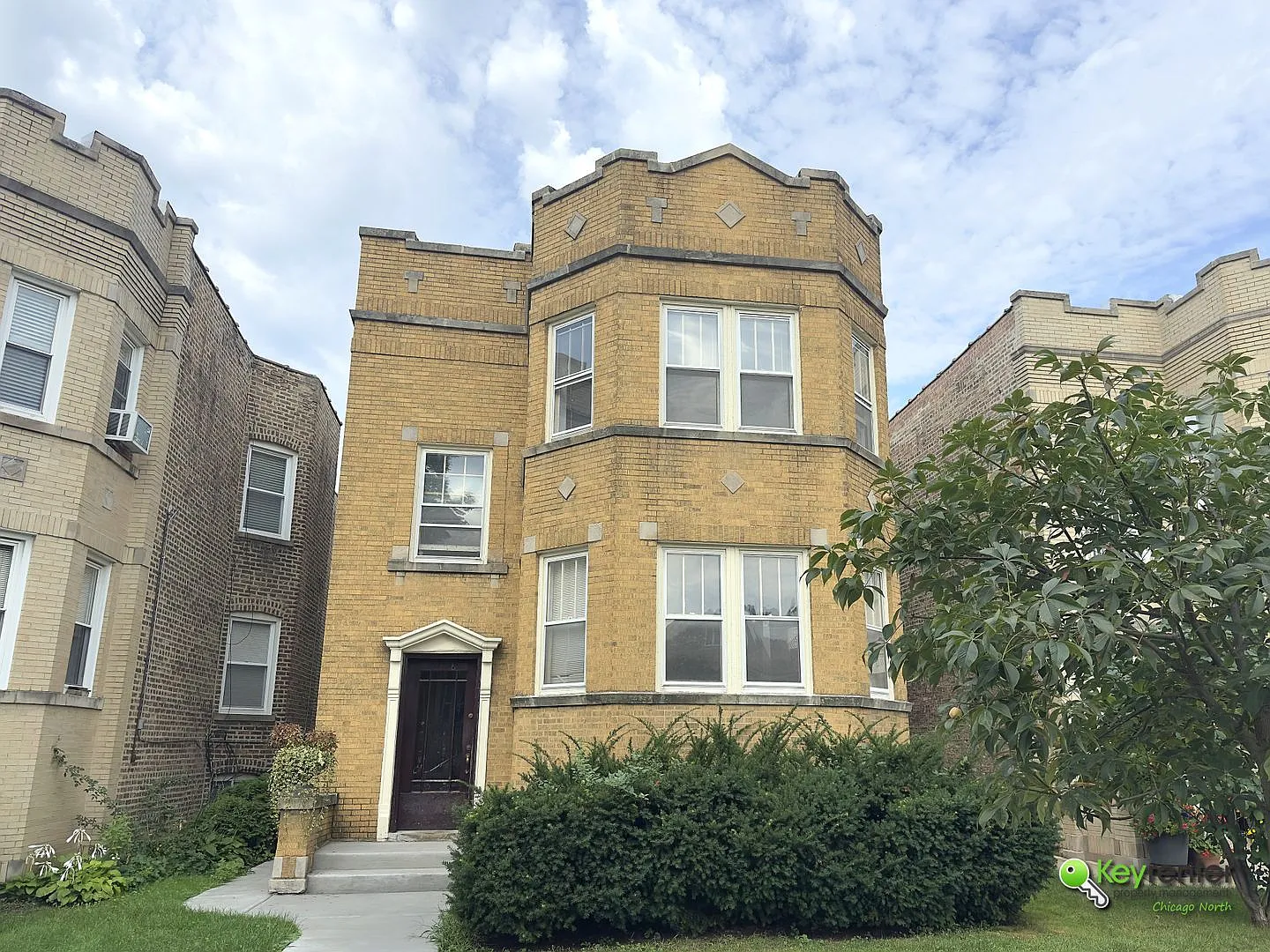 Spacious & Charming 3-Bedroom in West Ridge / Rogers Park — Photo 3
