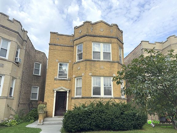 3rd image of 6718 N Rockwell St Unit 2