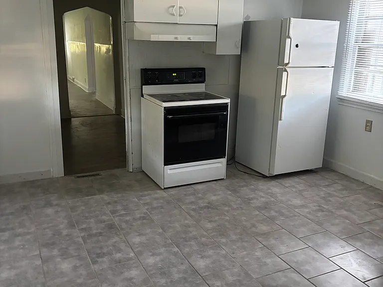 2111 E East Ln — Photo 15