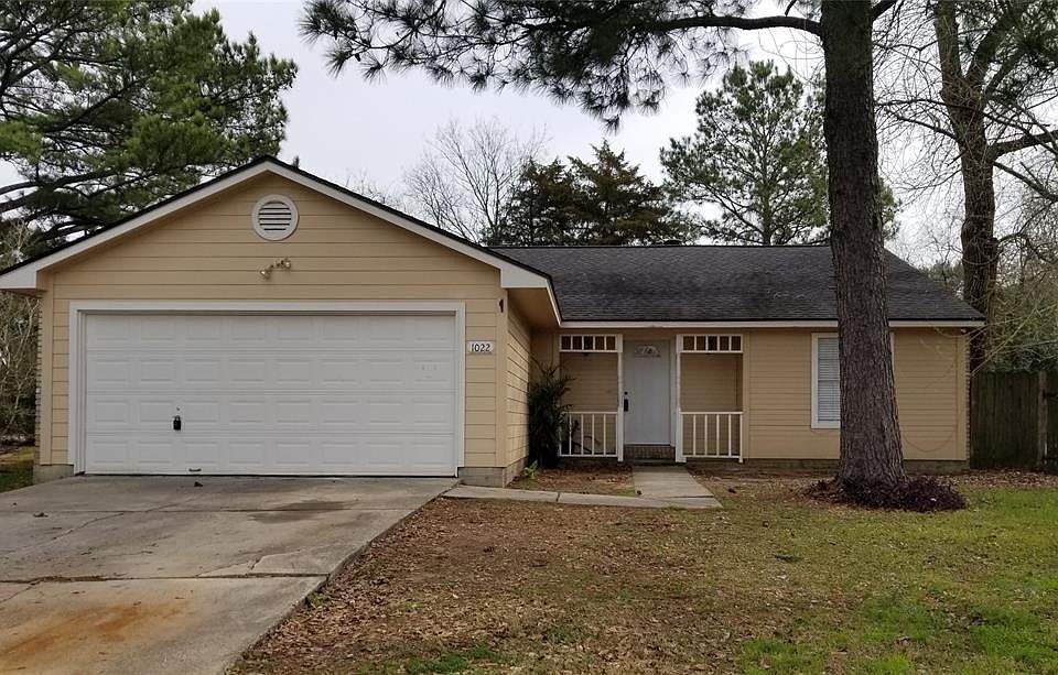 Cute one story located in middle of cul-de-sac on large lot with mature trees. Large backyard has covered patio.