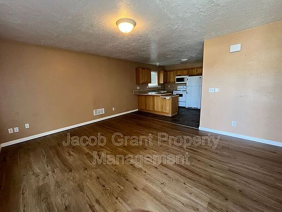 2nd image of 975 Eve Dr APT 1