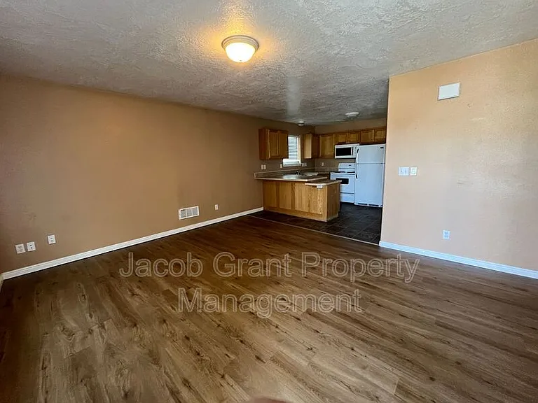 975 Eve Dr #1 — Photo 2