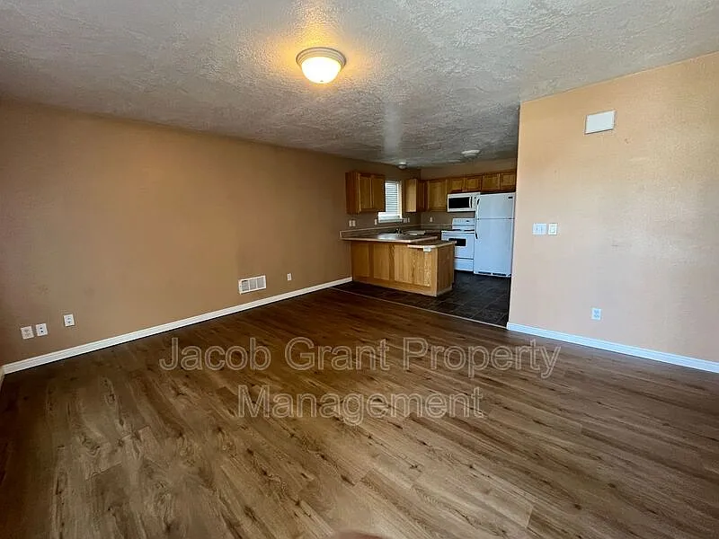 Building Photo - 975 Eve Dr #1