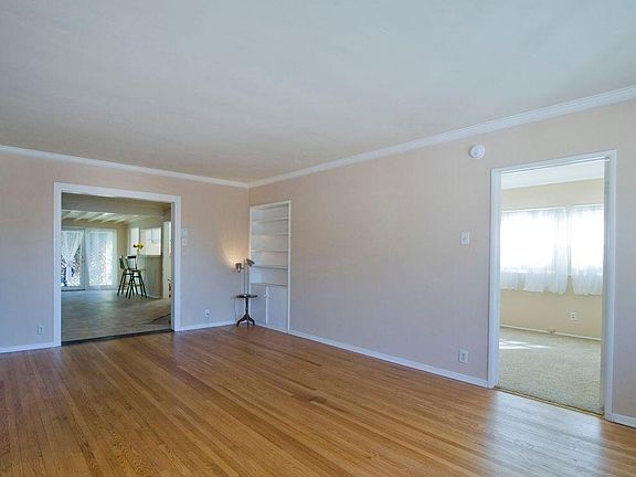 3rd image of 6232 Whitsett Ave