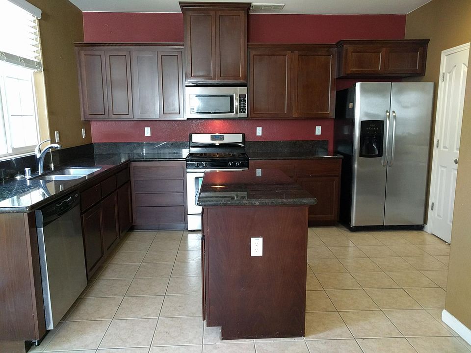 Immaculate Kitchen and Cabinets, Appliances included