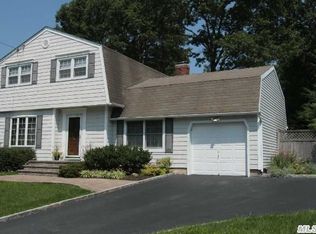 29 Hy Pl, Lake Grove, NY 11755