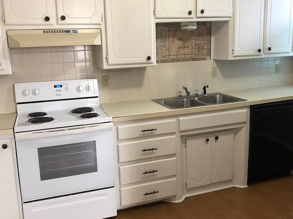 Kitchen (appliances furnished)