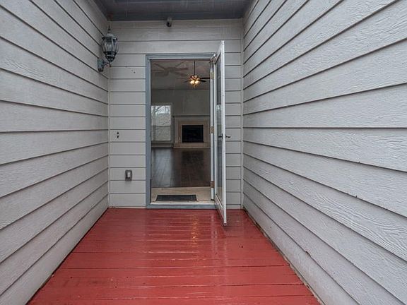 4th image of 50 Karen Camile Dr