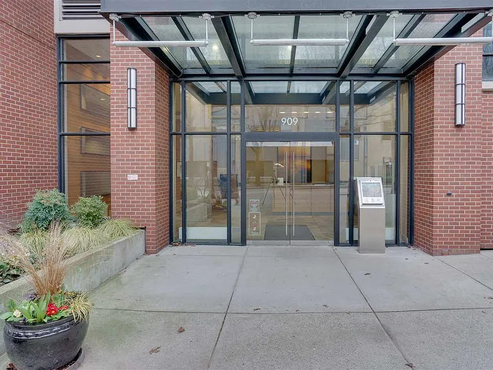 1 bed, 555 sqft, $2,300 — Photo 2