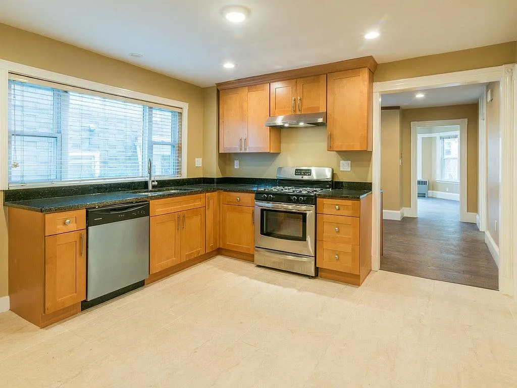 4 bed, 1.5 bath, 1400 sqft, $4,900 — Photo 2