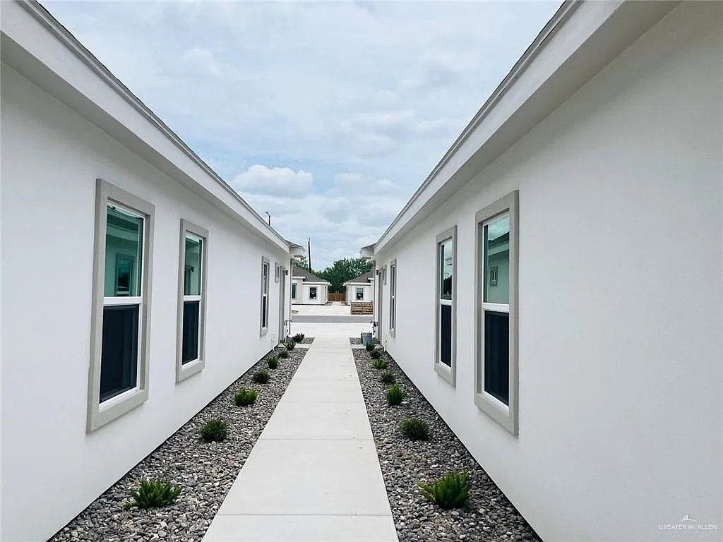 2 bed, 2.0 bath, 900 sqft, $1,075 — Photo 2