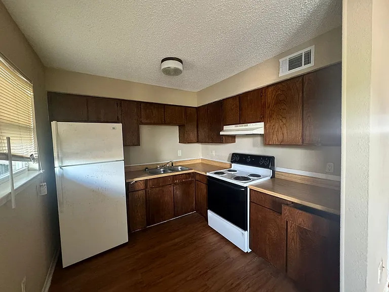 3102 Atkinson Ave — Photo 3
