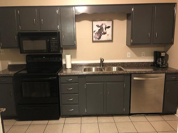5th image of 1570 Elizabeth St