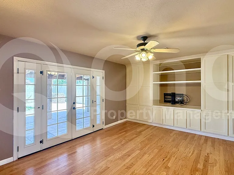 104 E Taylor St — Photo 4
