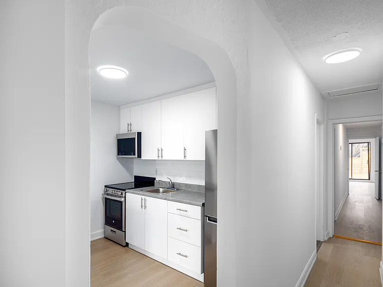 1046 Bathurst St — Photo 14