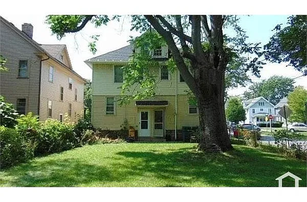Building Photo - 116 Burrows St