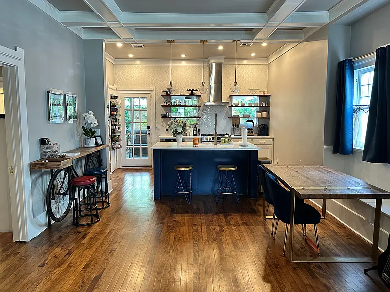 2517 N Dewey Ave — Photo 2