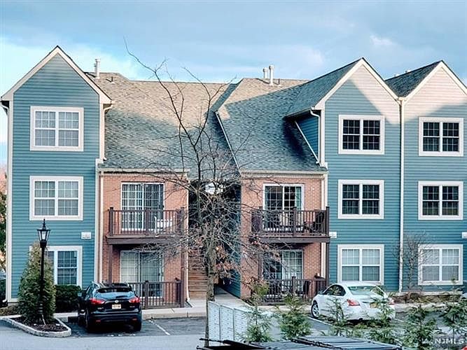 1st image of 395 Cambridge Dr #395