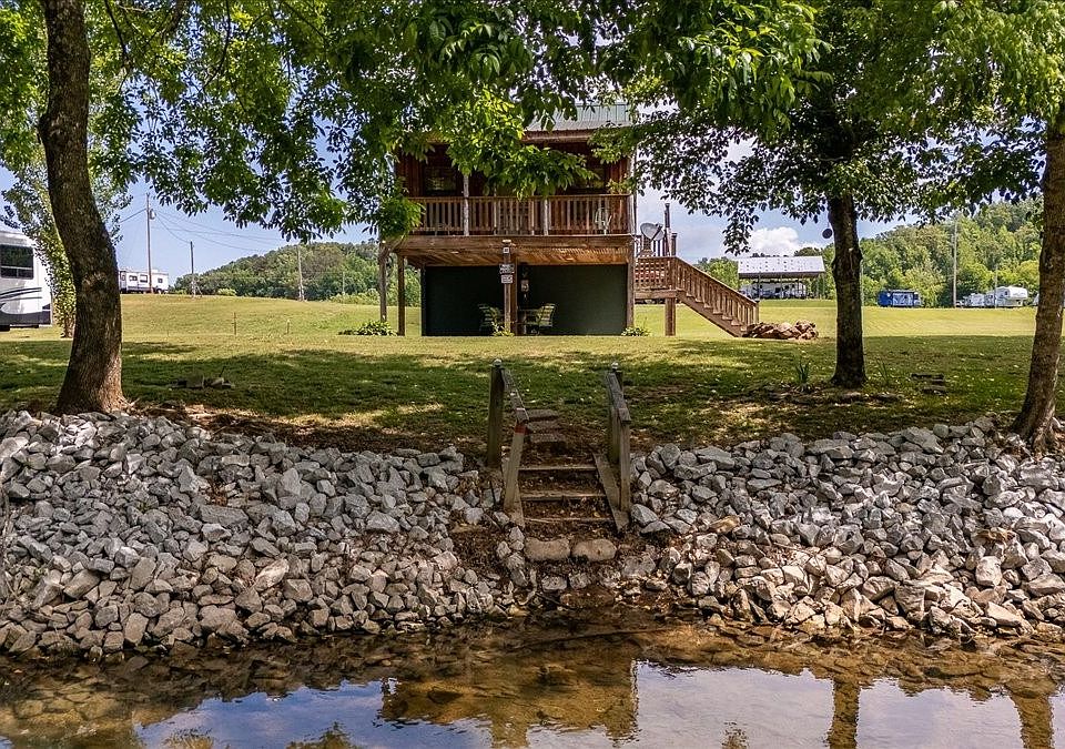 1st image of 194 Creekside Ln