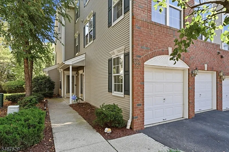 2 bed, 2.5 bath, 1720 sqft, $3,600 — Photo 3