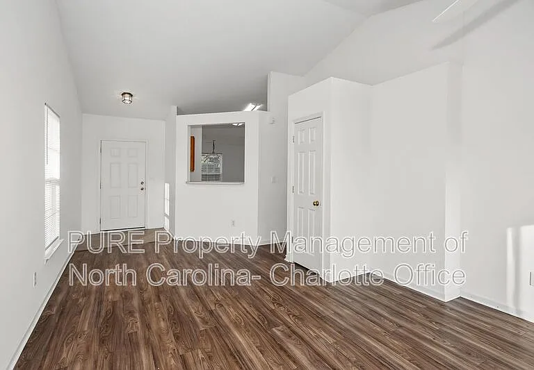 2910 Bridgeville Ln — Photo 3