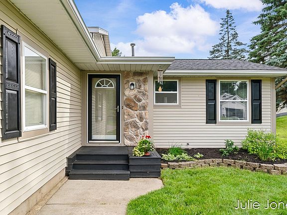 3rd image of 1554 Wakely St NE