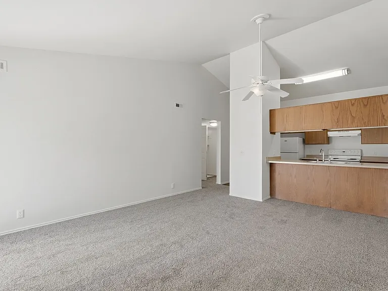 Woods Crossing Apartments — Photo 28