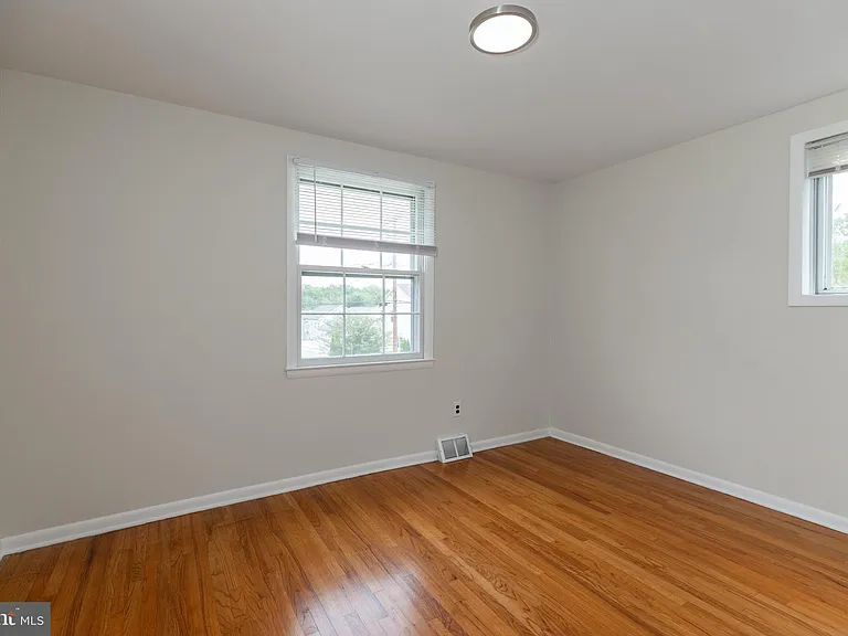 410 Woodlawn Ave — Photo 34