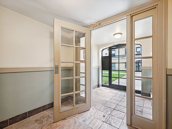 3rd image of 5158 N Avers Ave APT 1W