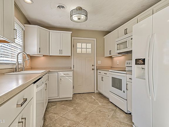 3rd image of 115 Edgefield Rd