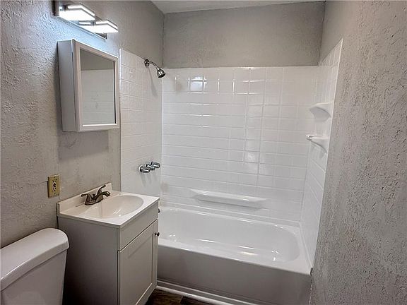4th image of 4324 Myrtle Ave