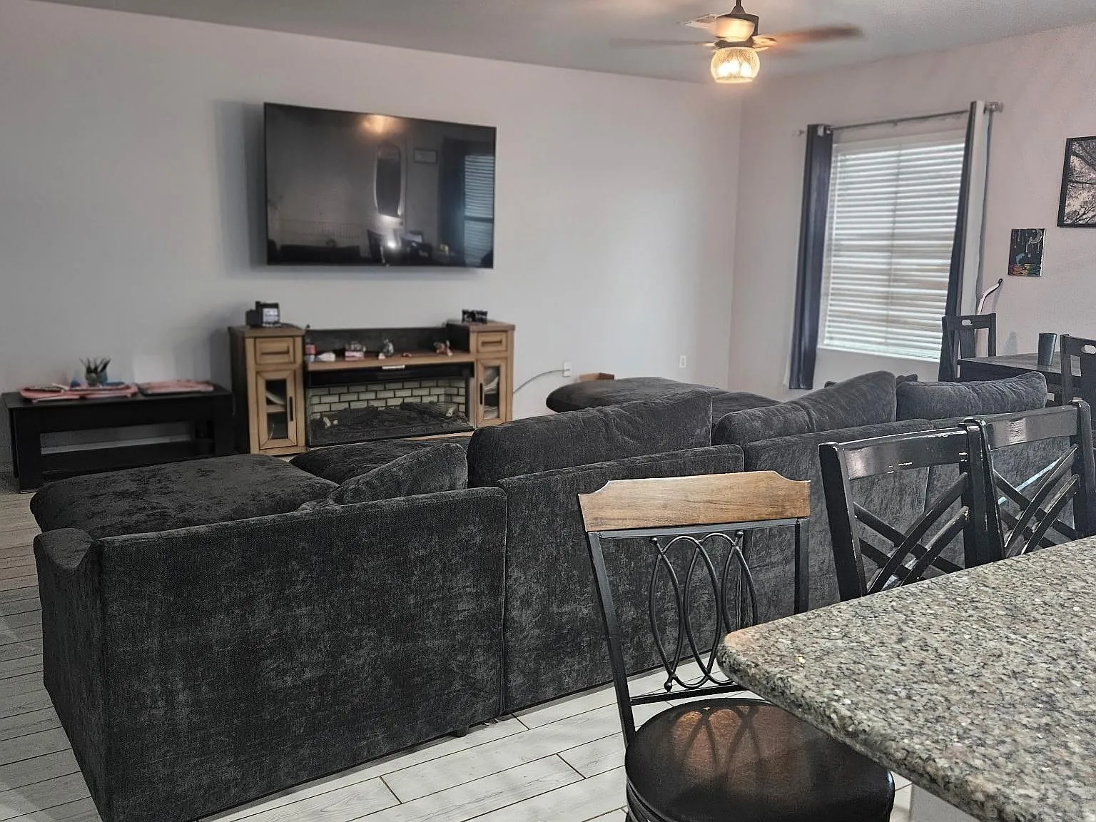 4 bed, 2.0 bath, 1963 sqft, $2,300 — Photo 3